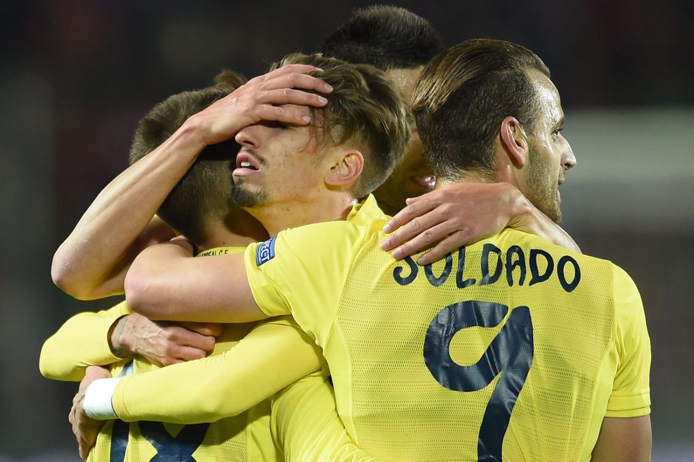 El jugador del Villarreal Samuel Castillejo (c) celebra con sus compañeros después de anotar un gol.