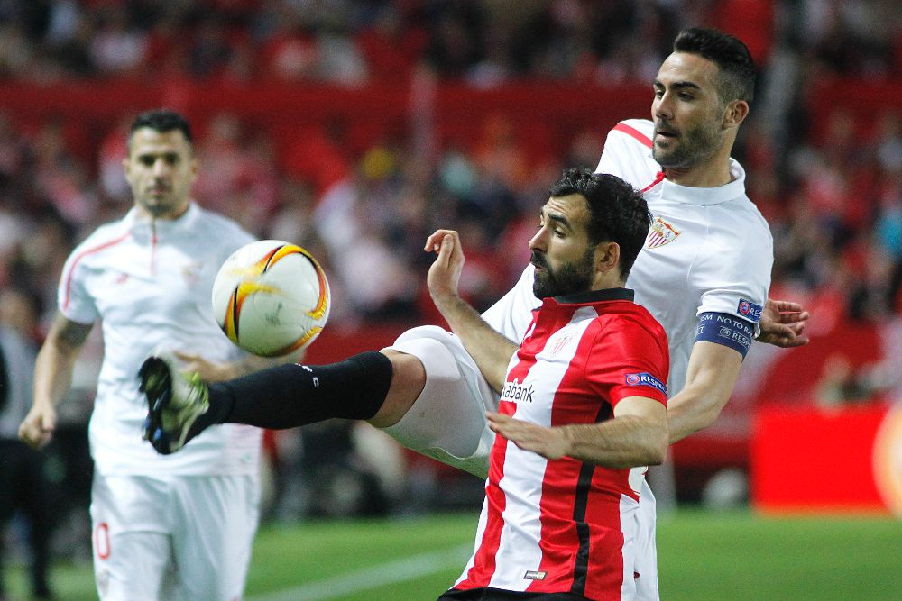 El defensa del Athletic de Bilbao Mikel Balenziaga (i) lucha el balón con Vicente Iborra.