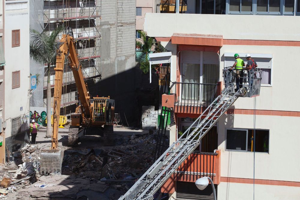 Los obreros trabajan en uno de los pisos del edificio que ayer se derrumbó en el centro de Los Cristianos.