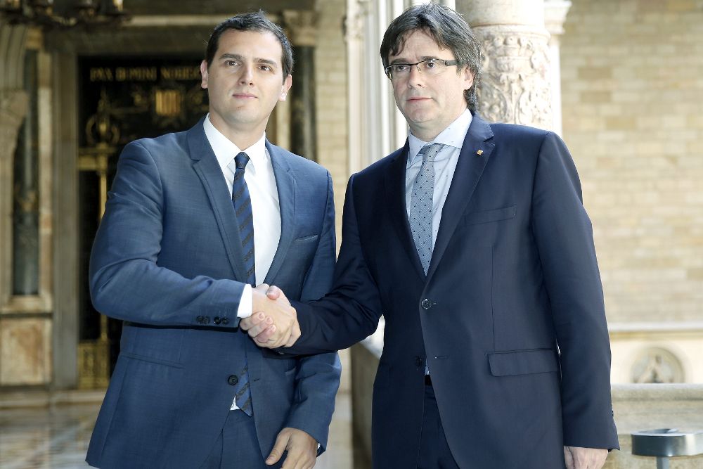El presidente catalán, Carles Puigdemont (d) se ha reunido hoy con el líder de Ciudadanos, Albert Rivera.