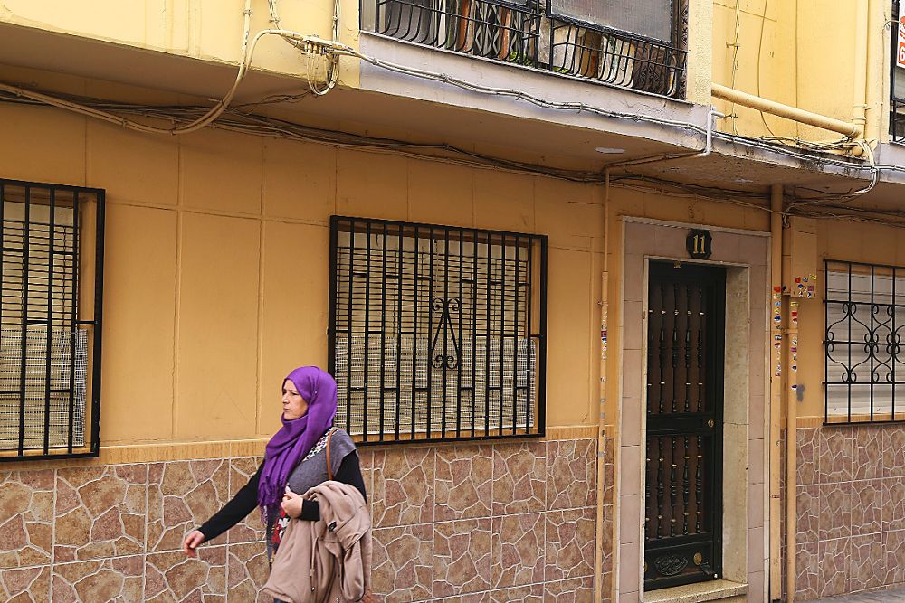 Portal de una de las viviendas, en el barrio granadino de La Chana, que ha sido registrada hoy por la Guardia Civil tras la detención em Algeciras (Cádiz) de dos personas.
