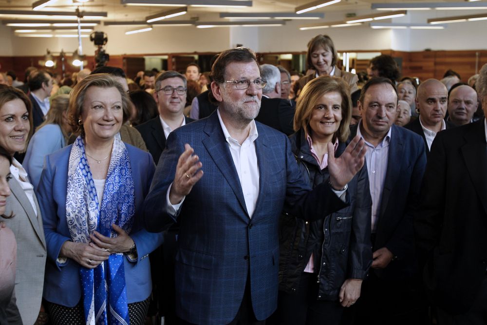 Mariano Rajoy, acompañado por María Dolores de Cospedal (i), Luisa Fernanda Rudy (2i), y Fátima Báñez, entre otros, en la clausura de la convención.