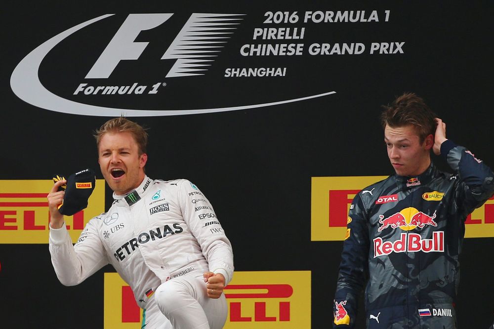 Nico Rosberg (iz) celebra su victoria junto al tercer clasificado, Daniil Kvyat, de Red Bull.