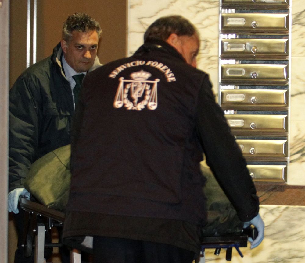 Efectivos de los servicios funerarios trasladan el cuerpo de la mujer de unos 30 años que ha aparecido muerta en una vivienda del sexto piso de un edificio sito en el Paseo de la Estación de Salamanca.