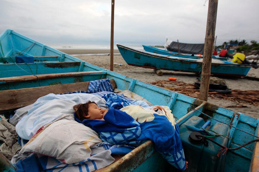 Pobladores de La Chorrera (Ecuador) duermen en lanchas.
