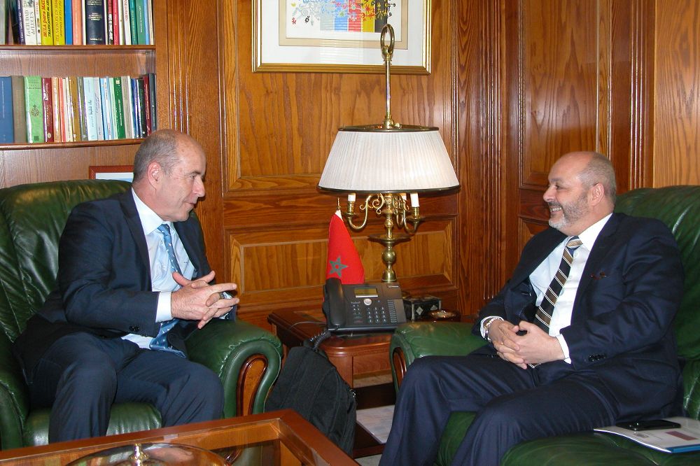 El consejero canario de Economía (iz) y el embajador maroquí en la reunión de Madrid.