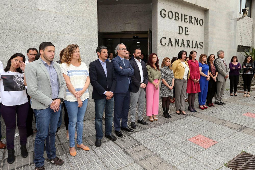 Miembros del Gobierno de Canarias durante el minuto de silencio a las puertas de la sede de la Presidencia en Las Palmas en memoria de las siete personas que fallecieron.