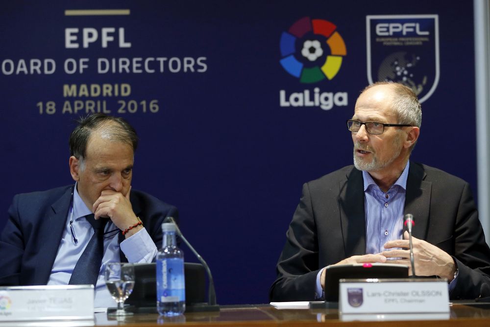 El presidente de LaLiga, Javier Tebas (i) junto al nuevo presidente de la EPFL (Asociación Europea de Ligas Profesionales), Lars-Christer Olsson, durante la rueda de prensa ofrecida tras la reunión del comité directivo de dicha entidad.