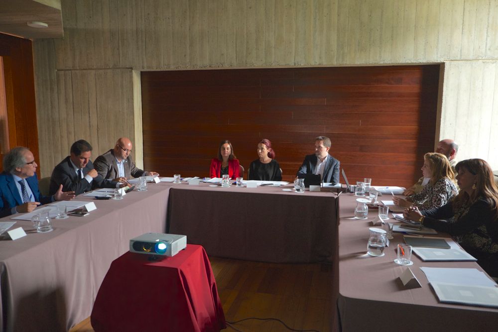 Reunión de la vicepresidenta con representantes de la patronal hotelera para proponerles la creación de la mesa.