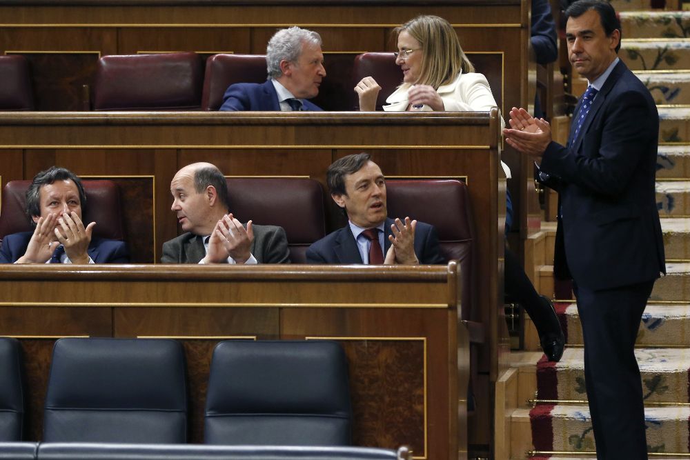 Los diputados del PP Carlos Javier Floriano, Ramón Moreno y Rafael Hernándo durante el pleno del Congreso de hoy.