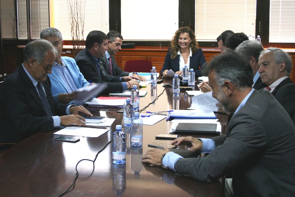 Reunión del Consejo de Puertos Canarios, hoy. Al fondo, la consejera de Obras Públicas.