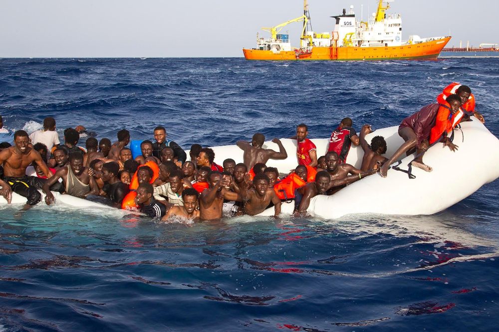 Varios inmigrantes momentos antes de ser rescatados en alta mar cerca de la costa italiana el lunes pasado.