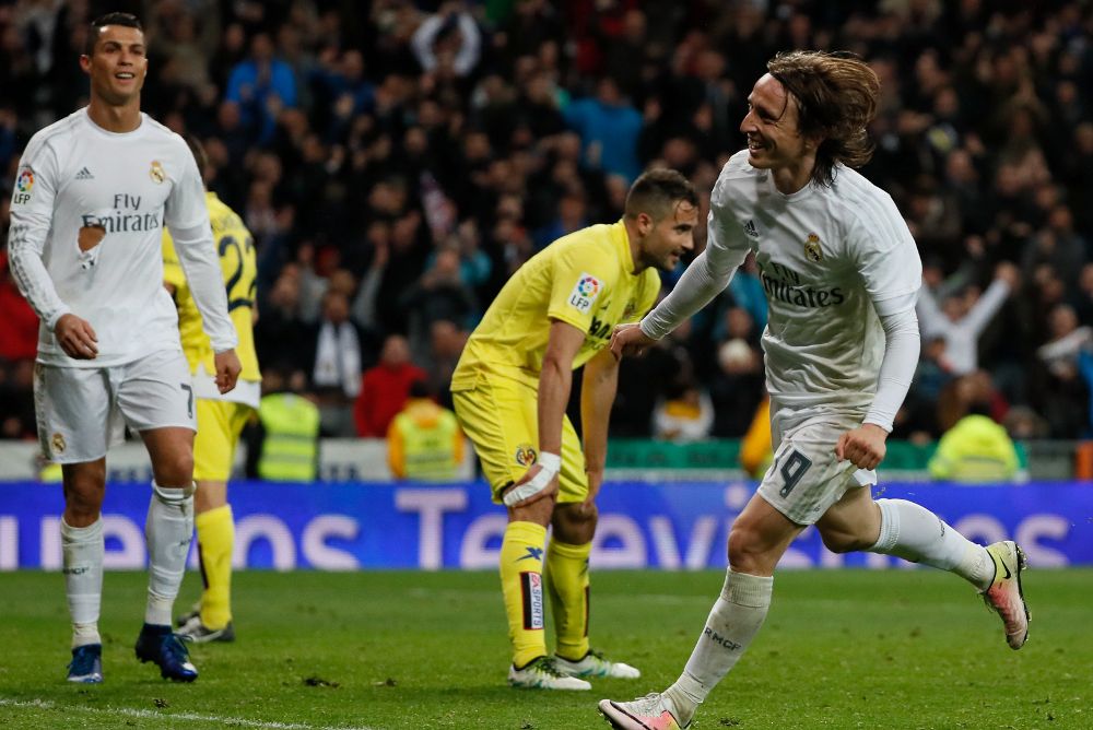 El centrocampista del Real Madrid Luka Nodric (d) celebra tras marcar el tercer gol ante el Villarreal.
