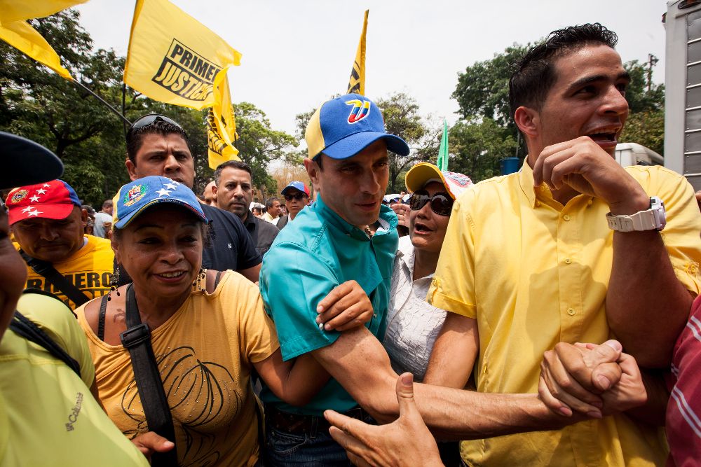 El líder opositor venezolano Enrique Capriles (c) participa en una manifestación de apoyo a un referendo revocatorio que acortaría el mandato del presidente Nicolás Maduro, el pasado martes.