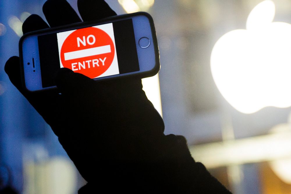 Fotografía de archivo del 23 de febrero de 2016 de un iPhone en cuya pantalla se lee: "Acceso prohibido" durante una manifestación en apoyo a la política de privacidad de la compañía tecnológica, en una tienda Apple en Nueva York (EE.UU.). Newman.
