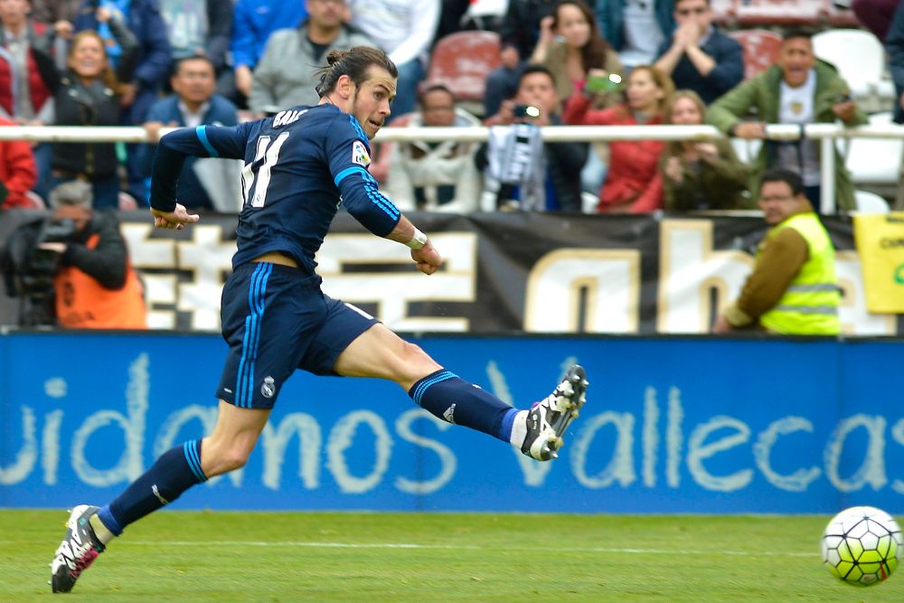 El centrocampista del Real Madrid Gareth Bale remata a gol, tercero para su equipo..
