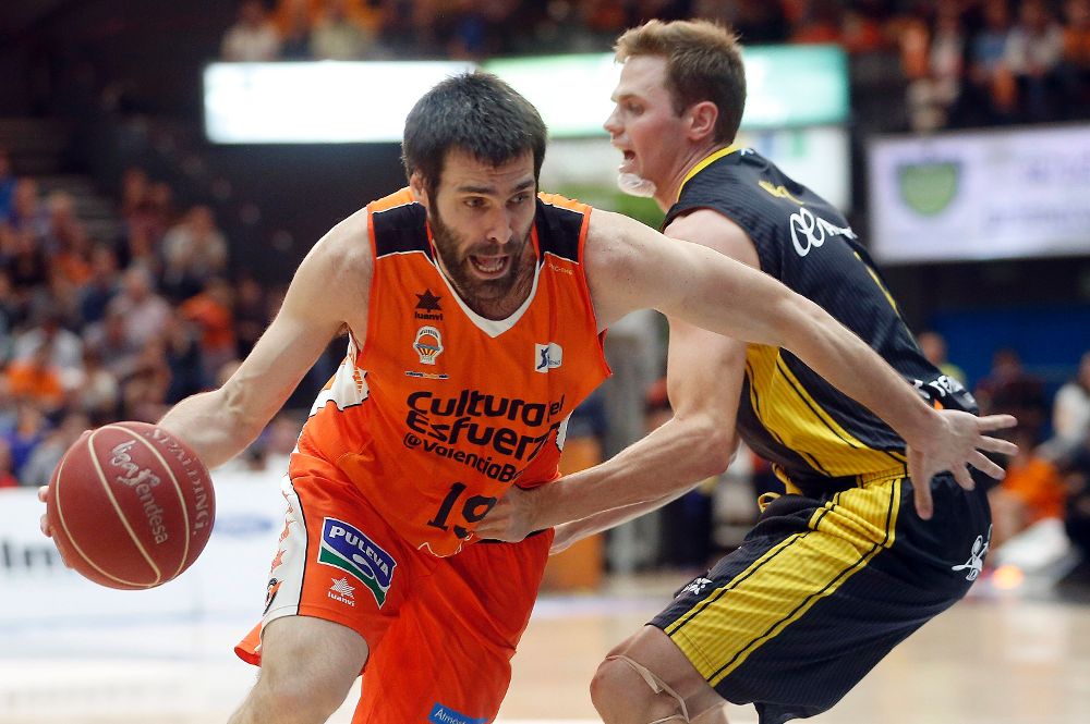 El alero del Valencia Basket, Fernando San Emeterio, trata de vencer la oposición del ala-pívot del Iberostar Tenerife, Will Hanley.