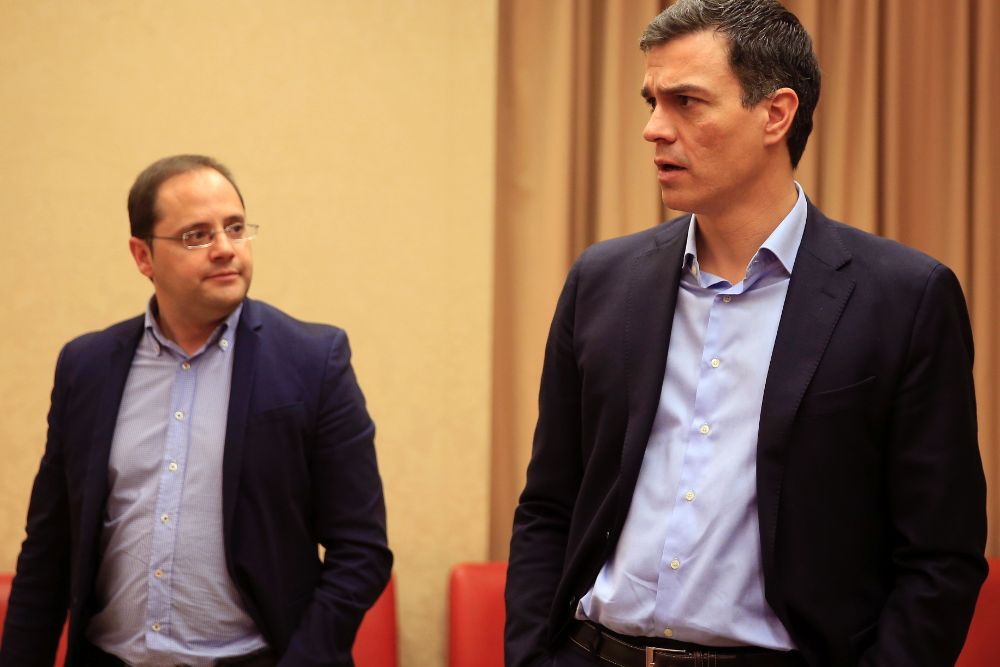 El secretario general del PSOE, Pedro Sánchez (d), y el secretario de Organización del partido, César Luena.