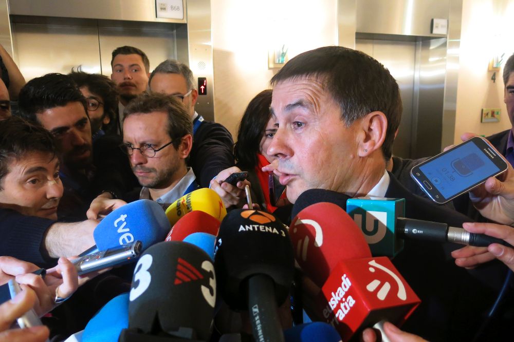 Arnaldo Otegi realiza una declaración a los medios de comunicación a su llegada al Parlamento Europeo, donde participó en una conferencia organizada por eurodiputados del Grupo de Amigos del País Vasco.