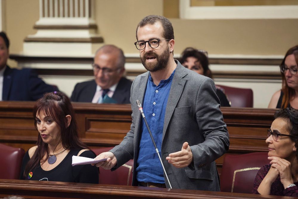 El diputado de Podemos Juan José Márquez durante el pleno del Parlamento de Canarias celebrado hoy en Santa Cruz de Tenerife.