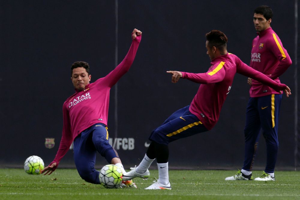 Los jugadores brasileños del FC Barcelona, Adriano Correia (i) y Neymar Jr., durante un entrenamiento.