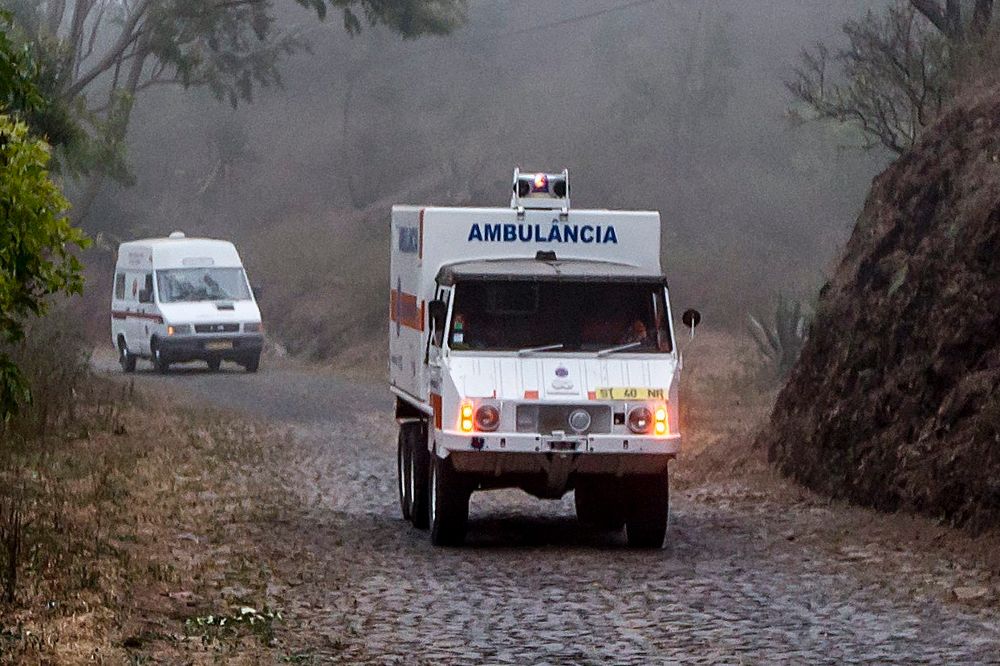 Ambulancias llegan al lugar donde se encontraron los cuerpos sin vida de 8 soldados y de 3 civiles.