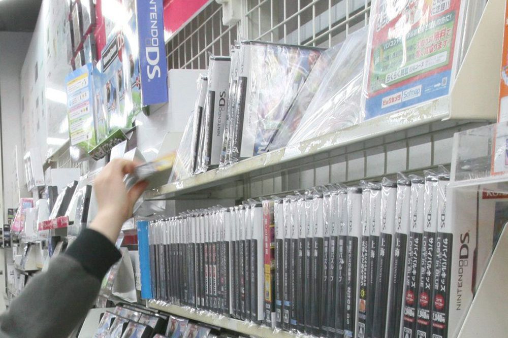 Consumidores japoneses compran juegos de Nintendo en una tienda de eletrónica del centro de Tokio.
