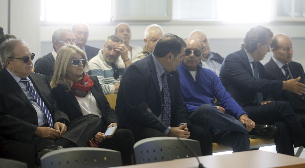 El expresidente Luis Esteban (d) y ex director general Miguel Navarro (2d), que han resultado absueltos, durante el juicio, que se celebró el año pasado.