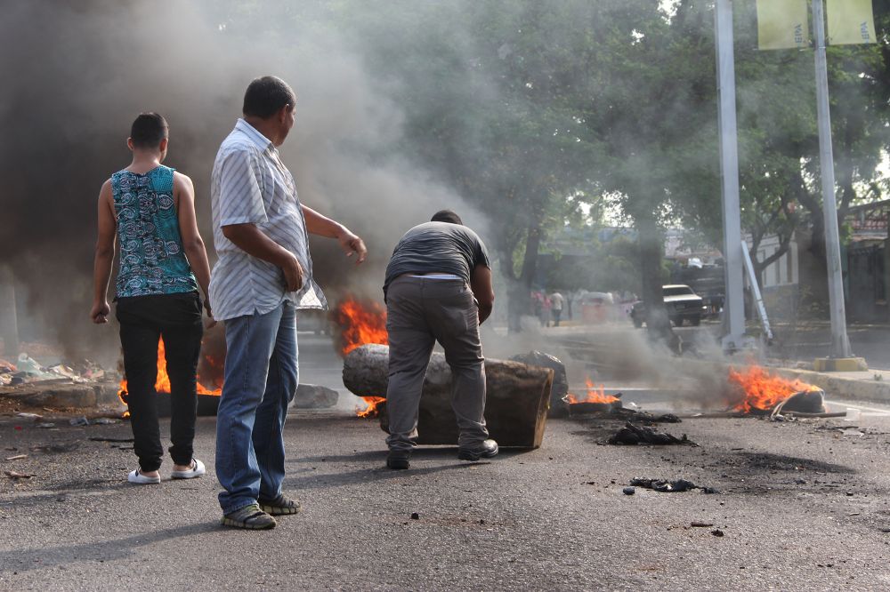 Fotografía del 26 de abril del 2016 de un grupo de personas durante una manifestación en Maracaibo en rechazo al racionamiento eléctrico.