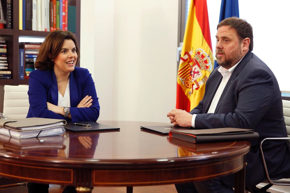 La vicepresidenta del Gobierno, Soraya Sáenz de Santamaría, se ha reunido hoy con el vicepresidente catalán y líder de ERC, Oriol Junqueras.