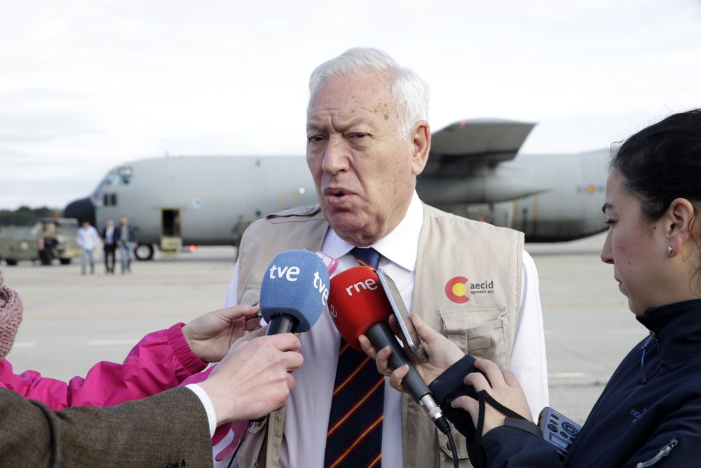 José Manuel García-Margallo hace declaraciones en la base aérea de Torrejón antes de viajar en un avión militar hacia Trípoli.