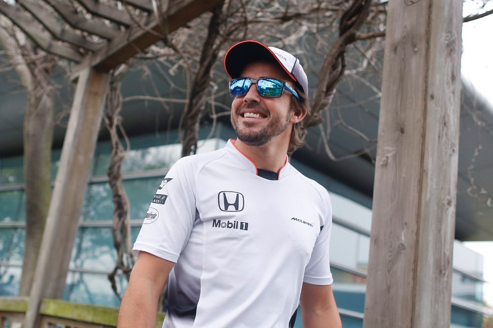 Fernando Alonso por el "paddock" en el circuito internacional de Shanghái.