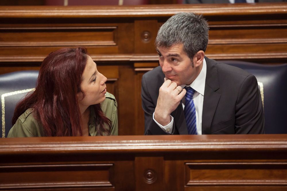 El presidente del Gobierno de Canarias, Fernando Clavijo, conversa con la vicepresidenta, Patricia Hernández, durante el último pleno del Parlamento.