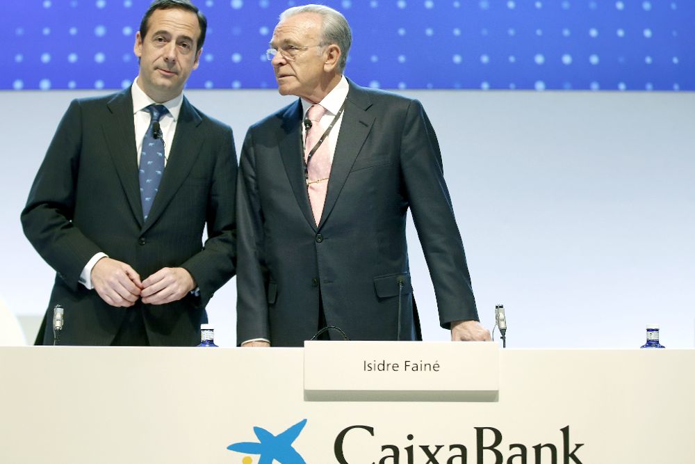 El presidente y consejero delegado de CaixaBank, Isidre Fainé y Gonzalo Gortázar (i), respectivamente, conversan al inicio de la junta general de accionistas.