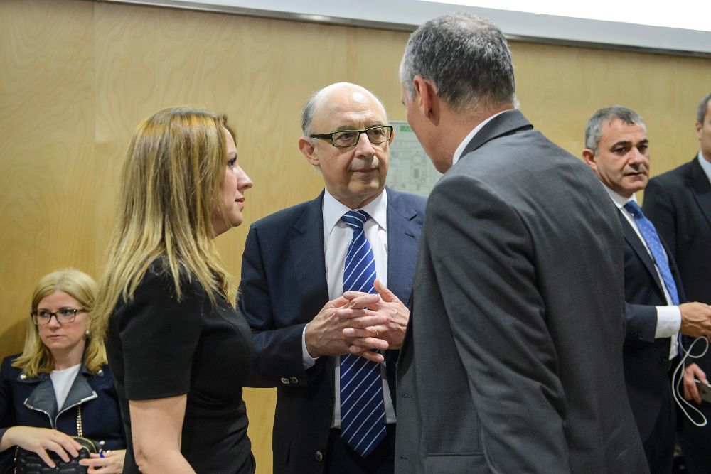 La consejera de Hacienda de Canarias con el ministro durante el Consejo de Política Fiscal y Financiera