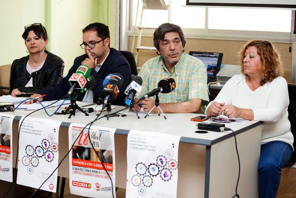El secretario general de CCOO en Canarias, Carmelo Jorge (2d), junto al de UGT y las responsable de salud laboral de ambas formaciones durante la rueda de prensa que ofrecieron el jueves sobre la situación de precariedad laboral en las Islas.
