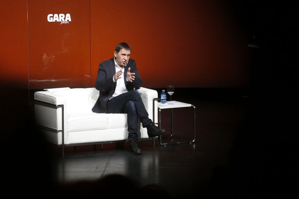 Arnaldo Otegi en el foro organizado por el diario Gara, en el Palacio de Congresos Kursaal de San Sebastián.