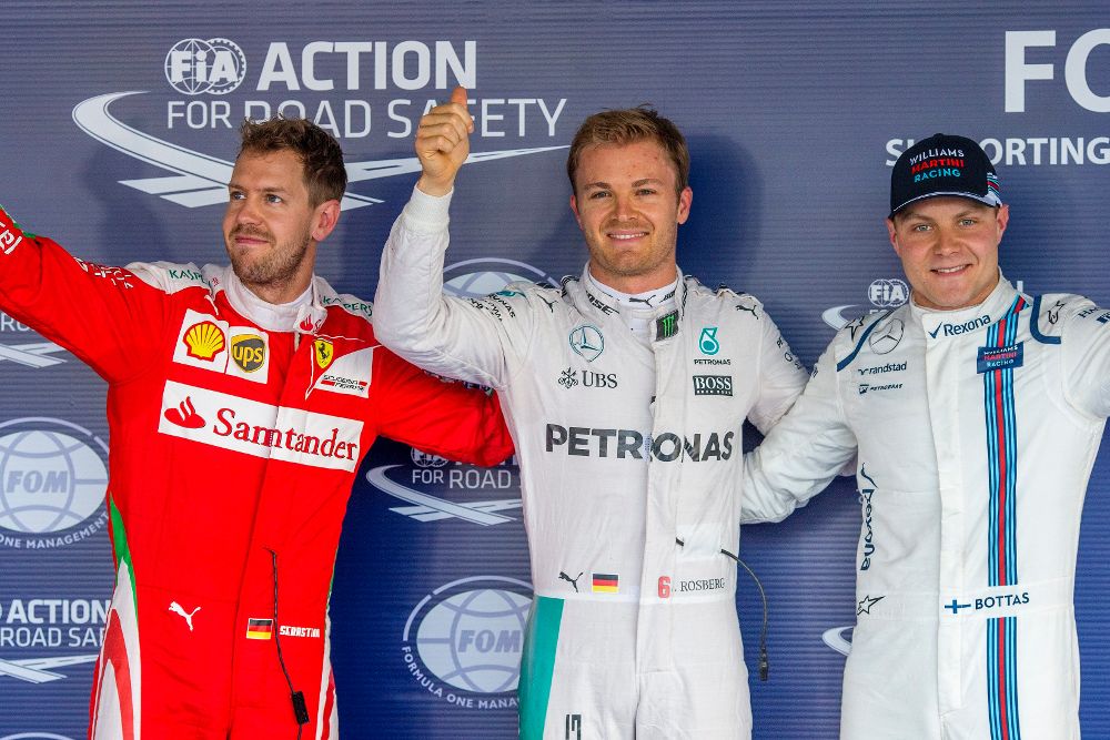 Nico Rosberg (C), Sebastian Vettel (L) y Valtteri Bottas celebran sus respectivas clasificaciones para la salida de mañana.