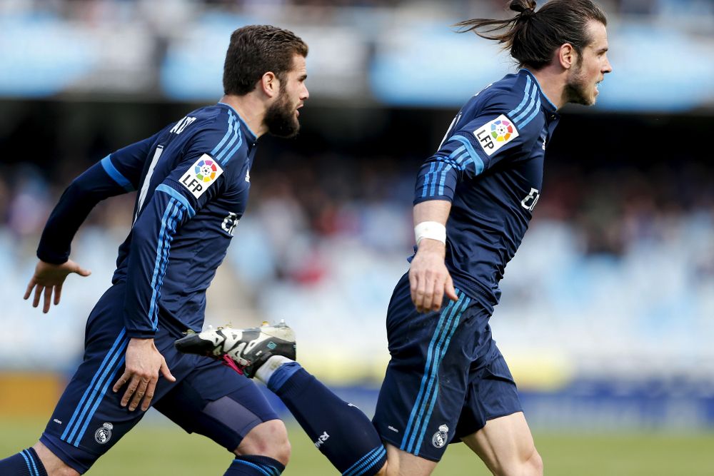 Gareth Bale (d) celebra el gol de la victoria ante la Real Sociedad, perseguido por su compañero Nacho.
