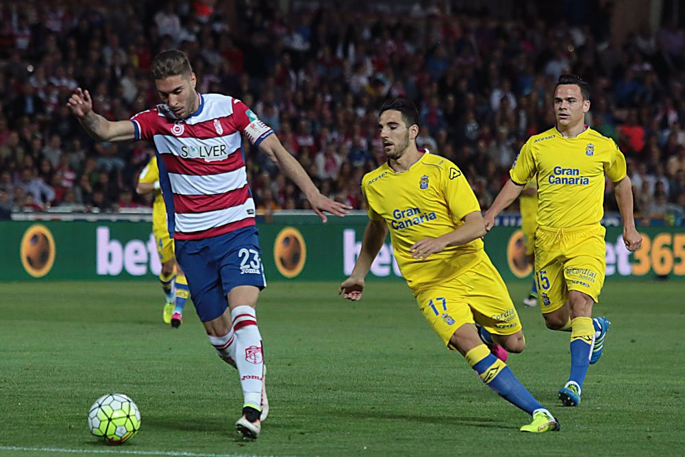 El jugador del Granada Rochina (i) se dispone a chutar para marcar el primer gol ante Las Palmas.
