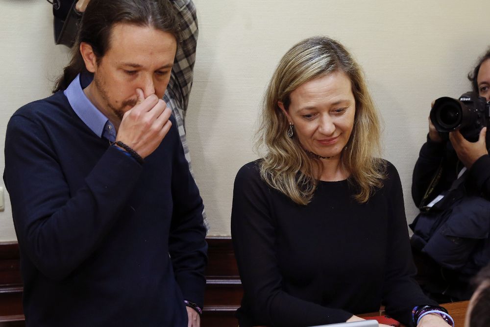 La diputada de Podemos y juez en excedencia Victoria Rosell acompañada por el líder del partid, Pablo Iglesias, presenta su renuncia como miembro de la Diputación Permanente del Congreso.