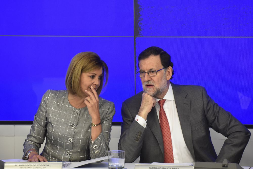 Mariano Rajoy conversa con la secretaria general del partido, María Dolores de Cospedal, durante la reunión del Comité Ejecutivo Nacional del PP.