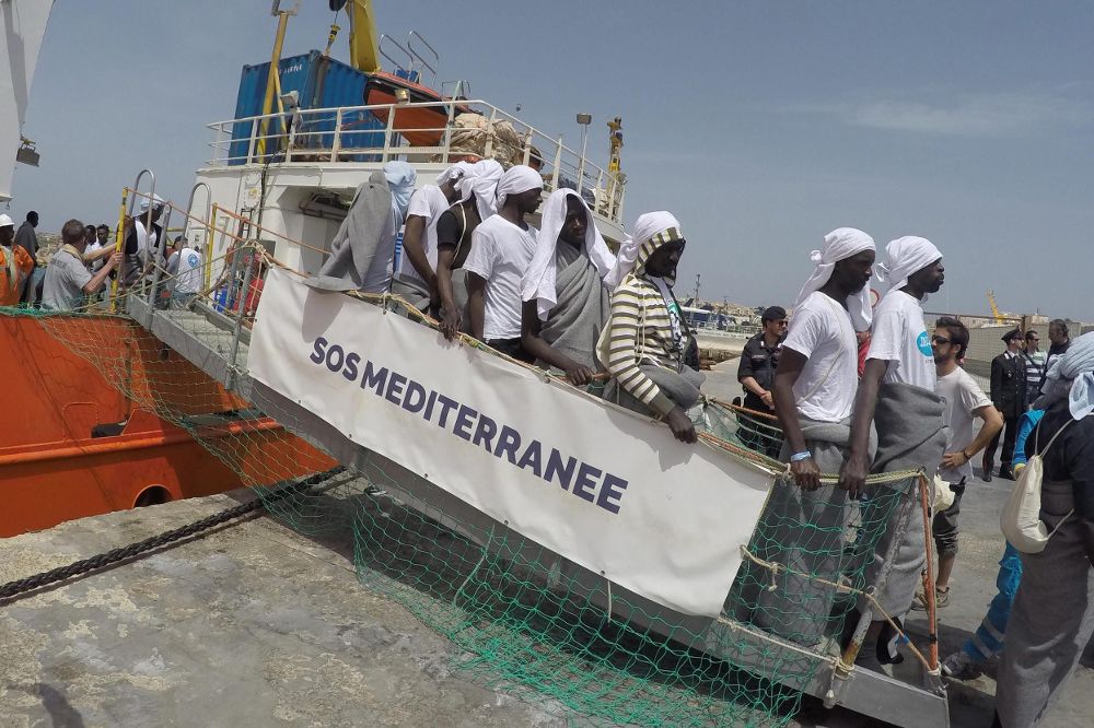 Decenas de refugiados desembarcan del barco Aquarius, de la ONG SOS Méditerranée, en Lampedusa, Italia, el 18 de abril.