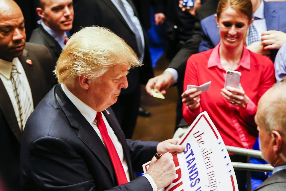 Donald Trump saluda a sus seguidores en un acto de campaña en el Centro Century de South Bend, Indiana. 