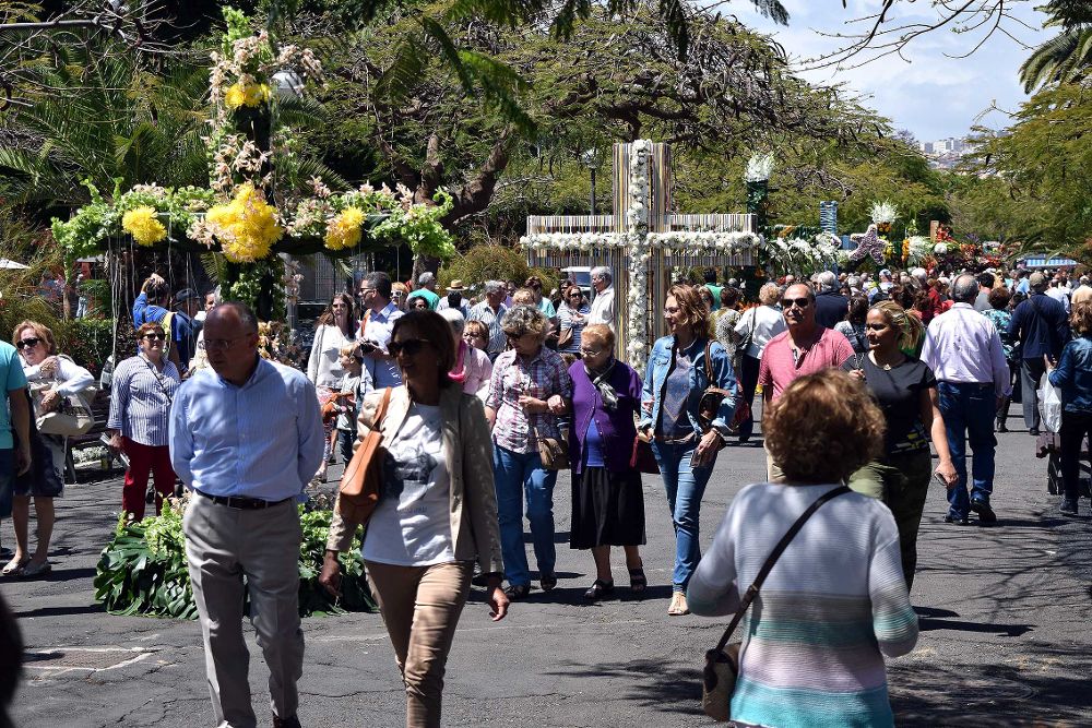 El Paseo de las Tinajas, lleno de personas que deseaban admirar las cruces.