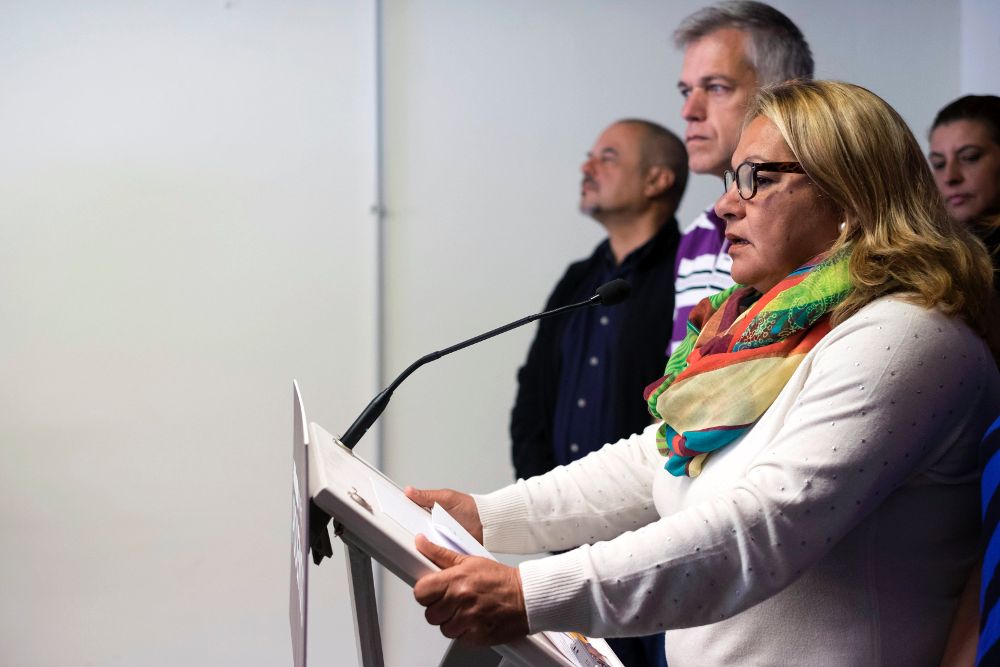 La secretaria general de Podemos en Canarias, Meri Pita, acompañada por otros compañeros de partido, durante una rueda de prensa a principios de abril.
