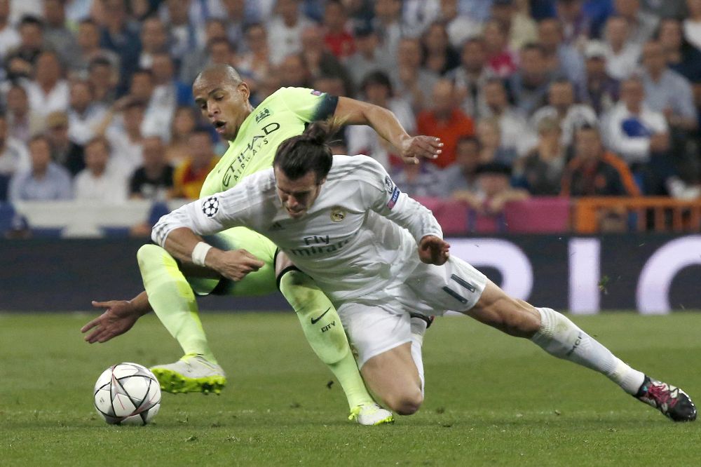 Gareth Bale (d), disputa un balón ante el centrocampista brasileño del Manchester City Fernando Luis Roza.