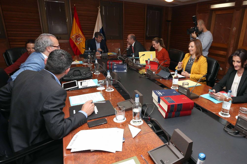 El presidente del Gobierno de Canarias, la vicepresidenta y los consejeros durante la reunión del consejo de gobierno, celebrada hoy en Las Palmas de Gran Canaria.