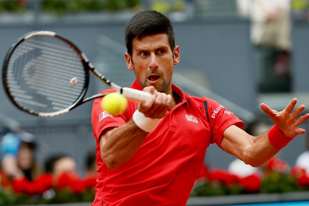 El tenista serbio Novak Djokovic devuelve la bola al español Roberto Bautista en el partido de tercera ronda del torneo de tenis de Madrid, que se disputa en la Caja Mágica.