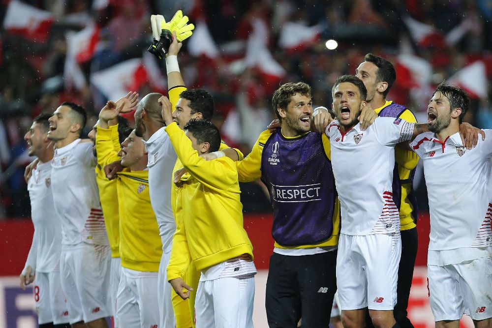 Los jugadores del Sevilla celebran el pase a la final del equipo sevillista.